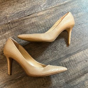 Cute low heel pointed toe shoes!